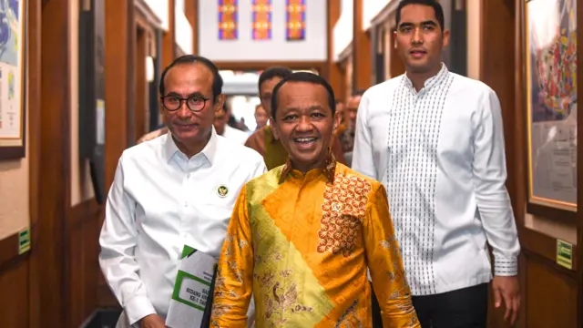 Menteri ESDM Bahlil Lahadalia (kedua kiri) didampingi Anggota Dewan Energi Nasional (DEN) Satya Widya Yudha (kiri) bersiap memberikan keterangan pers terkait Perkembangan Terkini Timur Tengah dan Implikasi Terhadap Sektor ESDM di kantor Kementerian ESDM, Jakarta, Selasa (3/3/2026). 