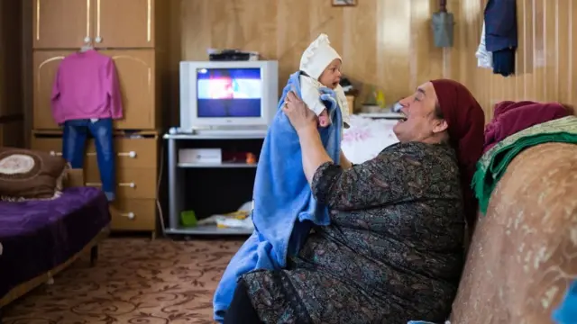 অল্পবয়সীদের মানসিক সুস্থতার জন্য দাদা- দাদীর সঙ্গে দেখা করাটাকে অধিকার হিসেবে দেখতে চাইছেন বিশেষজ্ঞরা।