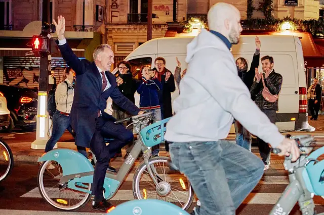 Грегуар едет по Парижу на велосипеде