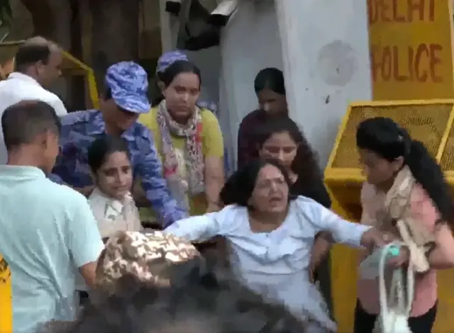 पोलिसांनी जंतर-मंतर इथून आंदोलकांना हटवण्याचा प्रयत्न केला. 