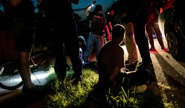 Operativo contra supuestos pandilleros de la Mara Salvatrucha en Virginia en agosto de 2017.