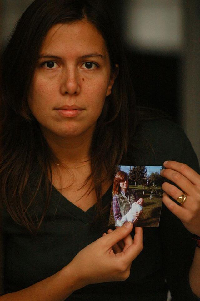 Claudia Poblete con una foto de ella en brazos de su madre