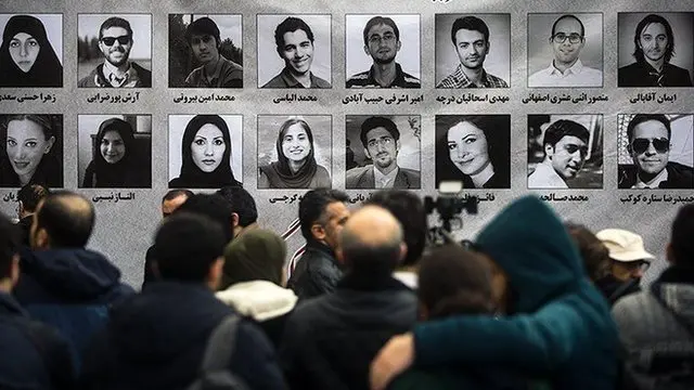 یادبود کشته‌شدگانتصویری از مراسم یادبود دانشگاه شریف برای فارغ‌التحصیلان این دانشگاه که با شلیک موشک‌های سپاه کشته‌شدند؛ دکتر ایمان آقابالی، نفر اول از سمت راست