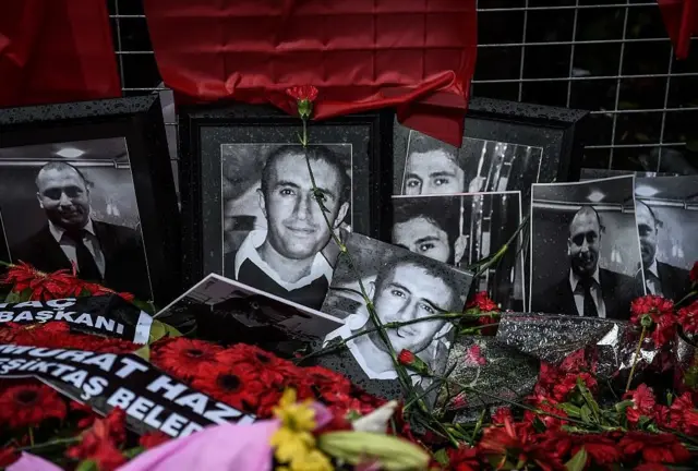 Ofrendas a los muertos en el ataque al club nocturno Reina de Estambul en Año Nuevo.