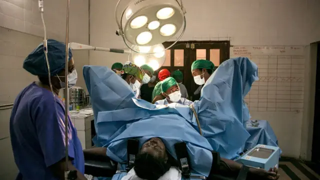 마다가스카르 앰부붐베에 위치한 병원의 수술 장면
