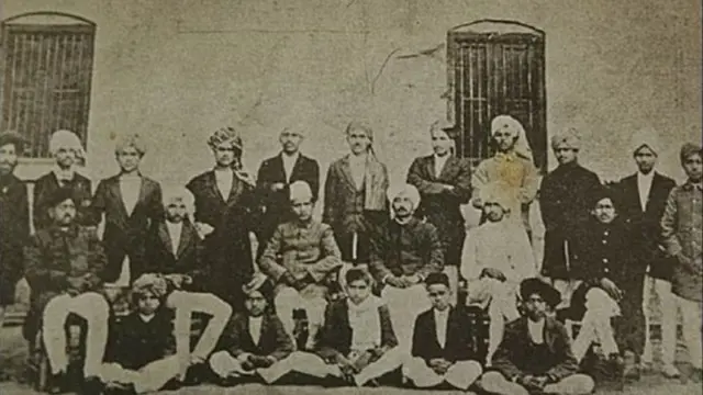 ਨੈਸ਼ਨਲ ਕਾਲਜ ਲਹੌਰ ਦੀ ਫੋਟੋ। ਦਸਤਾਰ ਵਾਲੇ ਭਗਤ ਸਿੰਘ (ਸੱਜੇ ਤੋਂ ਚੌਥਾ) ਖੜ੍ਹੇ ਨਜ਼ਰ ਆ ਰਹੇ ਹਨ