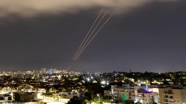 Hệ thống phòng thủ tên lửa Vòm Sắt của Israel đã bắn hạ hơn 300 tên lửa và thiết bị bay không người lái của Iran vào ngày 13/4