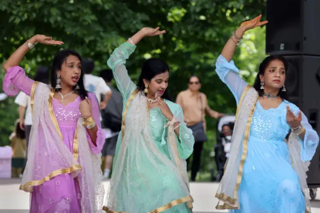 Para penari India menampilkan tarian Bollywood serta tarian perpaduan India dan Barat di Unionville, Ontario, Kanada, pada 1 Juni 2024.