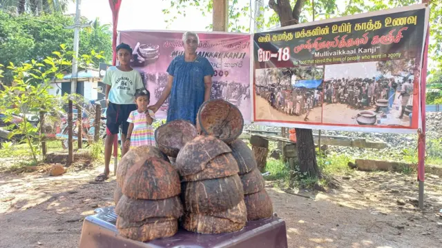 "යුද්ධයේ අවසන් දවස්වල මිනිස්සු තමන්ගේ අතට අහුවුණු කෝප්පය,පිගාන,හට්ටිය,මුට්ටිය අරගෙන ගිහිල්ලා කැඳ පෝලීමේ ඉඳලා කැඳ අරගෙන තමයි බ්ව්වේ. ඒත් දැන්නම් පාරවල් අයිනේ පොල්කටු පිරිසිදු කරලා, ඒකට කැඳ දාලා පිළිවෙලකට දෙනවා.”