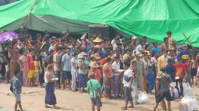 ထိုင်းဘက်ခြမ်းကနေ လာရောက်ငွေငှတဲ့ ထမင်းထုပ်ကို စောင့်ဆိုင်းနေကြတဲ့မြဝတီ စစ်ရှောင်တွေ