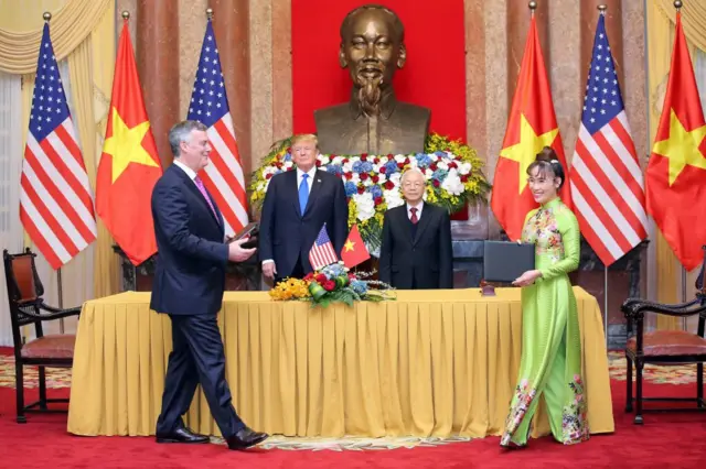 Ngày 27/2/2019, Tổng thống Donald Trump và Tổng Bí thư, Chủ tịch nước Nguyễn Phú Trọng chứng kiến lễ ký các thỏa thuận thương mại giữa Mỹ và Việt Nam