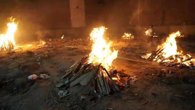 સ્મશાનમાં મૃતદેહોના ઢગલા