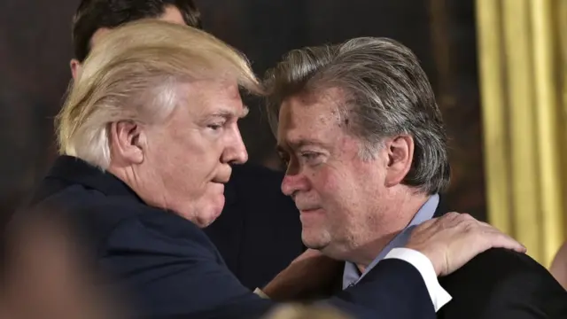 Papa karşıtı cephenin en çok konuşulan ismi ABD'li Kardinal Burke'ün, ABD Başkanı Trump'ın (solda) danışmanı Steve Bannon'la (sağda) yakın olduğu söyleniyor.