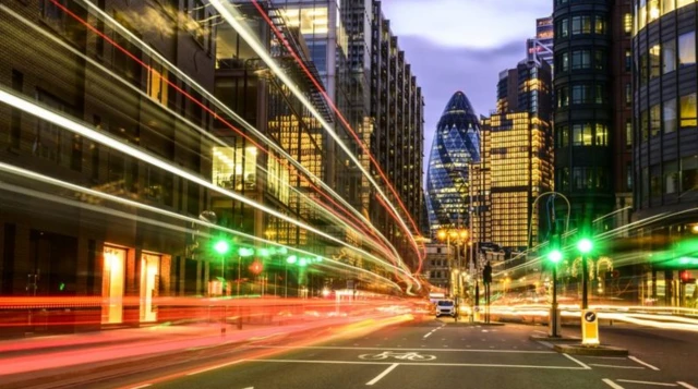 Une route de nuit avec des lumières floues illustrant la vitesse