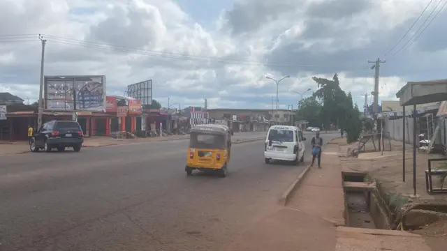 Ndị mmadụ ejughi n'ụzọ n'ụtụtụ ụbọchị Mọnde, abalị ise nke ọnwa Juun dịka naanị ụgbọala olemole n'agba n'ụzọ