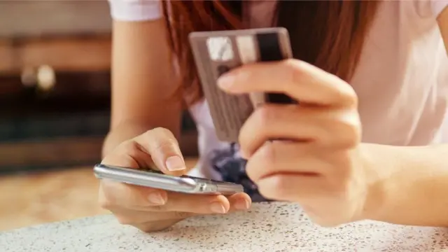 تقنية جديدة من باركليز لسحب الأموال عبر الهواتف الذكية