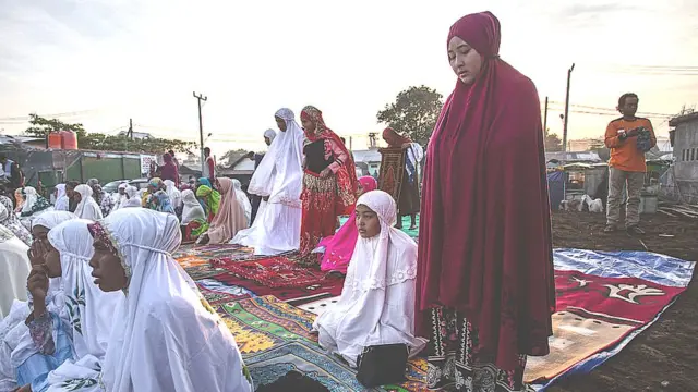 இந்தோனீஷியாவில் சமீபத்தில் நிலநடுக்கம் நிகழ்ந்த லோம்போக் பகுதியில் பக்ரீத் பண்டிகையின்போது நடைபெற்ற தொழுகை