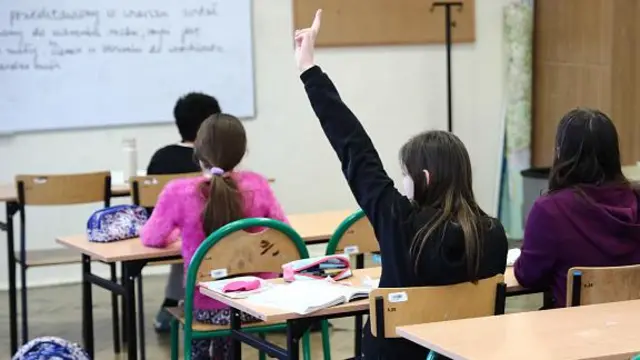 учні в класі 