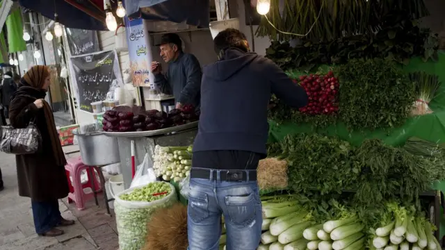 Tahran'da alışveriş yapan bir kadın