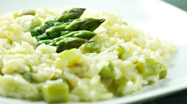 Тарелка с ризотто и спаржей