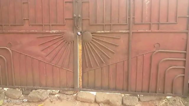 Ụlọ ebe ụmụaka ahụ na nne na nna ha bi.