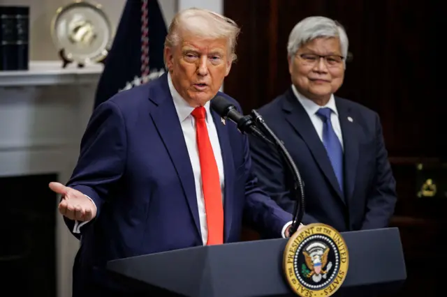 Donald Trump em pé em frente a um pódio