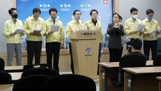 박원순 서울시장이 2일 오전 서울시청에서 코로나19 공동 대응방안을 발표하고 있다