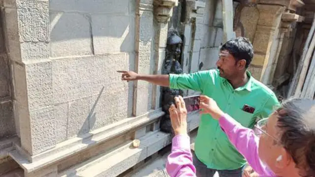 இந்து- முஸ்லிம் மக்கள் இணைந்து ஏற்றிய விளக்கு