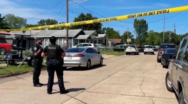 હુમલાખોર કાર ચોરી કરીને ભાગી ગયો હતો અને તે પોલીસ ગોળીબારમાં માર્યો ગયો છે.