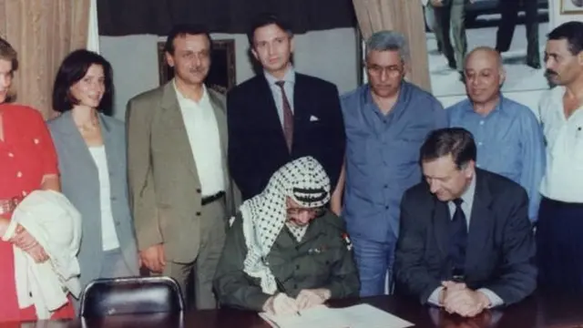 قريع الثاني من اليمين خلال محادثات أوسلو عام 1993