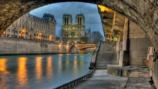 O rio Sena passando pela catedral de Notre Dame, em Paris, na França