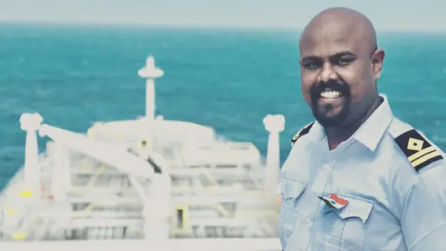சரக்குக் கப்பலில் இரண்டாம் நிலை அதிகாரியாகப் (Second Officer) பணியாற்றும் தமிழக மாலுமி முத்து சூர்யா