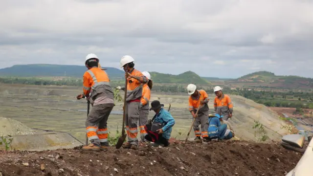 ဝမ်ပေါင်ကြေးနီစီမံကိန်း လုပ်ငန်းခွင်ထဲက ဝန်ထမ်းတချို့ 