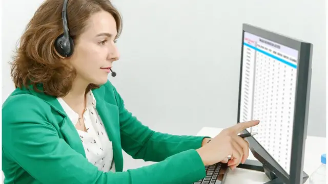 Жінка перед комп'ютером