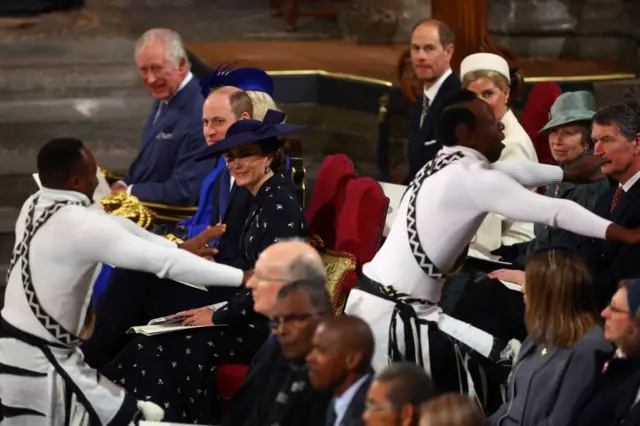 Группа танцоров перед королем в Вестминстерском аббатстве