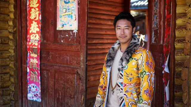 ያንግ ዛክሲ ካብ ቀቢላኡ ወጻኢ ምስ ዝተመርዓዋ ቻይናዊትን ወዶምን ይነብር