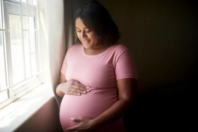 निसर्गत: महिलांची शरीररचना पाठीवर झोपून बाळाला जन्म देण्यासाठी झालेली नाही, मग ही पद्धत का वापरतात?