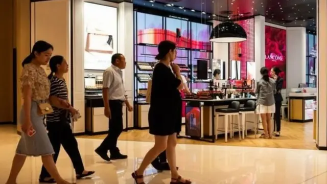 Кыргызстан соода борборлорундагы тамактанууга, балдар аянтчаларына милдетүү түрдө тыюу салып жатат