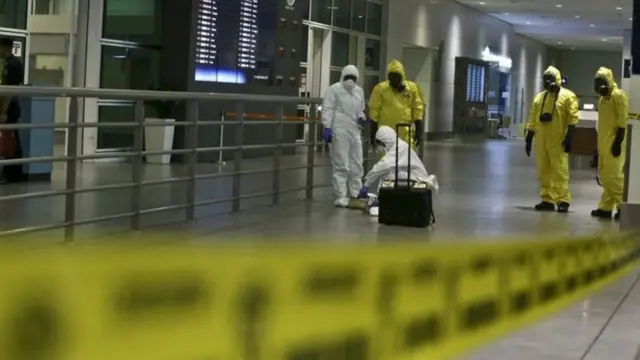 Các nhân viên rà soát ô nhiễm chất độc tại phi trường Kuala Lumpur ở Thủ đô Malaysia.