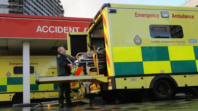 英国国民保健署的救护车。（资料图片）