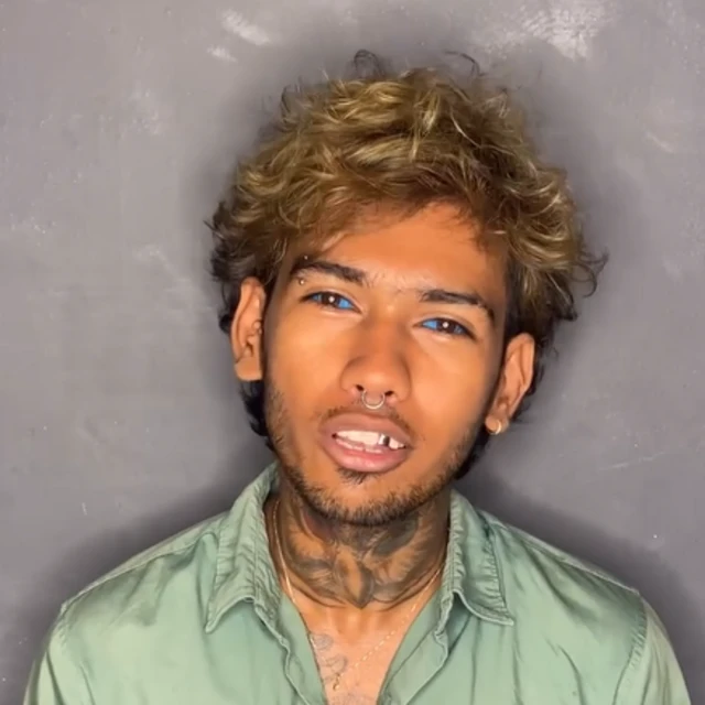 ਵੀਡੀਓ ਵਿੱਚ, ਉਹ ਲੋਕਾਂ ਦੀਆਂ ਜੀਭਾਂ ਨੂੰ ਸੱਪ ਵਾਂਗ ਵਿਚਾਲੇ ਤੋਂ ਕੱਟ ਦੇਣ ਅਤੇ ਉਹਨਾਂ 'ਤੇ ਰੰਗ ਕਰਨ ਨੂੰ ਇੱਕ ਪ੍ਰਾਪਤੀ ਮੰਨਦੇ ਹਨ।