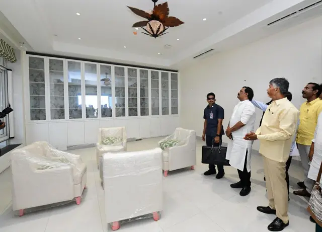 ప్యాలెస్ చూ సి మతిపోయిందన్న చంద్రబాబు