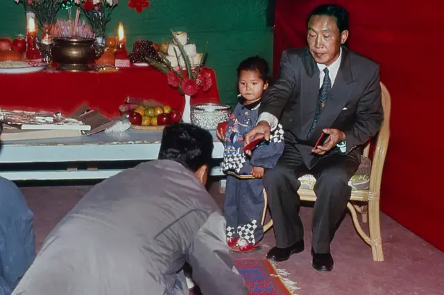 ဂါရဝလာပြုနေသူတစ်ဦးကို မုန့်ဖိုးပေးနေတဲ့ ဘိန်းဘုရင် ခွန်ဆာ(ထိုင်ခုံပေါ် က အမျိုးသား)ကို ၁၉၉၄ ခုနှစ်မှာ မြင်တွေ့ရတာဖြစ်ပါတယ် 