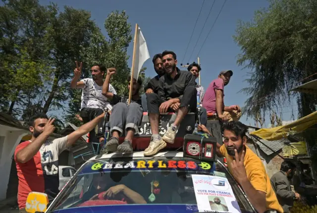 গাড়িতে চেপে জামায়াত নেতার হয়ে প্রচারে বেরিয়েছেন সংগঠনের সদস্যরা