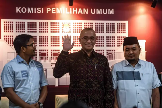 Ketua Komisioner KPU Hasyim Asy'ari (tengah) bersama Anggota Komisioner KPU Idham Holik (kiri) dan Mochamad Afifuddin (kanan) bersiap menyampaikan keterangan pers jelang Pengundian Nomor Urut Capres-Cawapres Pilpres 2024 di Kantor KPU, Jakarta, Senin (13/11).