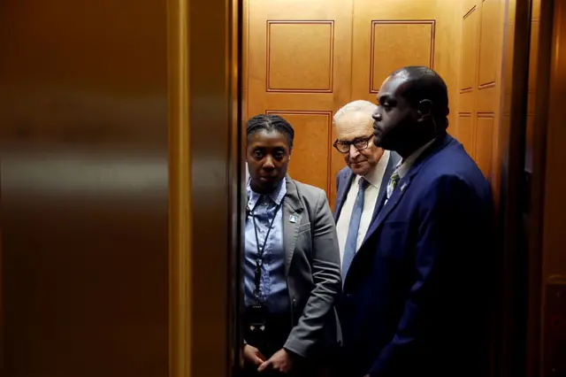 Лідер меншості в Сенаті Чарльз Шумер їде в ліфті в Капітолії США.