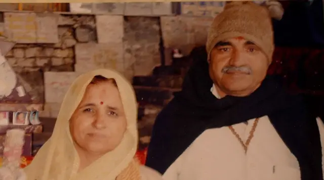 बेनिवाल अपनी पत्नी छोटा देवी के साथ