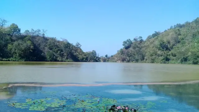 বছরের একটা নির্দিষ্ট সময়ে ঘোলা হয় বগা লেকের পানি।