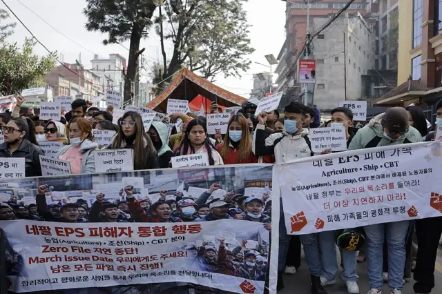 दक्षिण कोरियाको ईपीएसका छनोट भएर परेकाहरू रोजगारीमा जाने अवसर पाउनका लागि रोस्टर मान्य हुने अवधि बढाउनुपर्ने मागसहित काठमाण्डूमा प्रदर्शन गर्दै