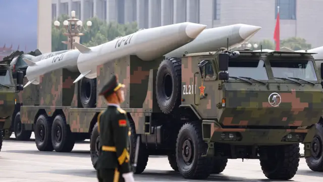 Makaman China masu linzami a kan mota yayin fareti a birnin Beijing 